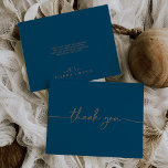Tarjeta De Agradecimiento Boda plano clásico de oro azul marino<br><div class="desc">Esta tarjeta de agradecimiento de boda azul marino clásico dorado es perfecta para un boda rústico. El diseño, sencillo y elegante, presenta una tipografía de escritura clásica y elegante en oro. Personaliza el interior de la tarjeta con tus nombres y un mensaje de agradecimiento. O bien, deje la sección de...</div>