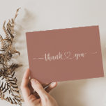 Tarjeta De Agradecimiento Boda plano de terracota caligrafía minimalista<br><div class="desc">Esta minimalista tarjeta de agradecimiento de boda llano de terracota caligráfica es perfecta para un boda rústico. El diseño, sencillo y elegante, presenta una tipografía de escritura clásica y elegante. Personaliza el interior de la tarjeta con tus nombres y un mensaje de agradecimiento. O bien, deje la sección de mensajes...</div>