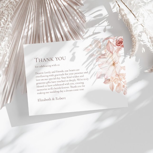 Tarjeta De Agradecimiento Boda Romántico de rosas blancas y rosadas (Romantic White and Pink Roses Wedding Thank You Card on a sunny boho white table.)