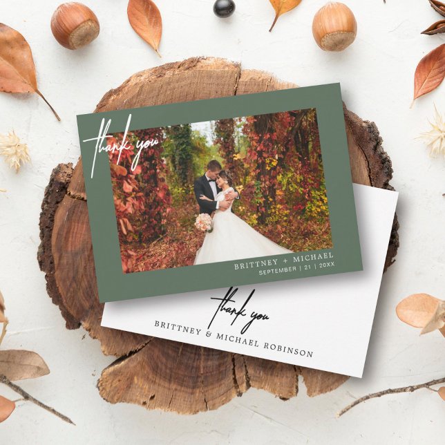 Tarjeta De Agradecimiento Boda verde simple de foto moderna (Modern elegant wedding thank you card with a wedding photo on the front and simple hand written font)