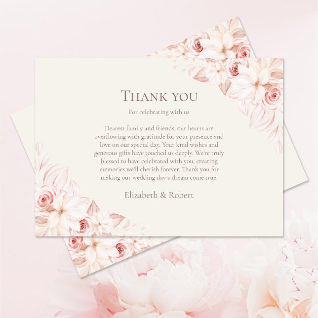 Tarjeta De Agradecimiento Boho Beige y Boda de rosas rosadas (Boho Beige and Pink Roses Wedding Thank You Card on pale pink table with pink roses.)