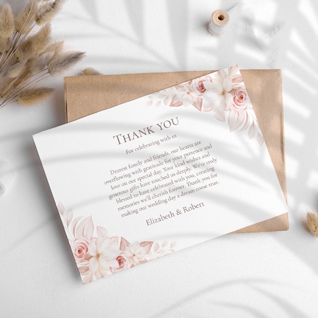 Tarjeta De Agradecimiento Boho White y Rubor Pink Roses Boda (Boho White and Blush Pink Roses Wedding Thank You Card on a sunny boho table.)