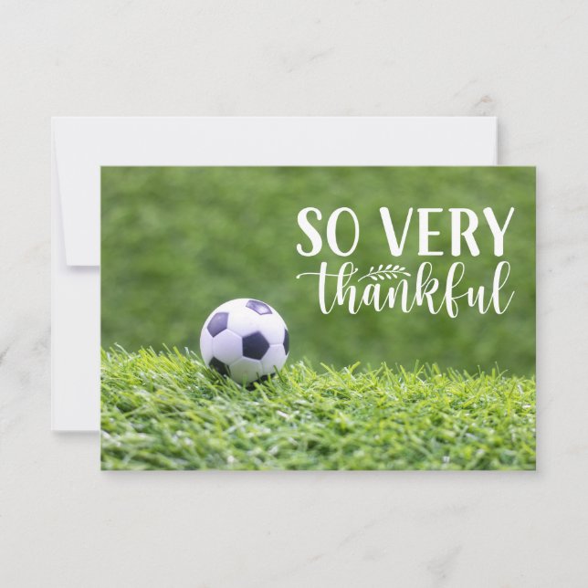 Tarjeta De Agradecimiento Bolas de fútbol sobre hierba verde (Anverso)