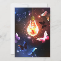 Bombilla brillante con mariposas nocturnas