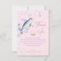 Bonito bebé oceánico Narwhal y burbujas Gracias au