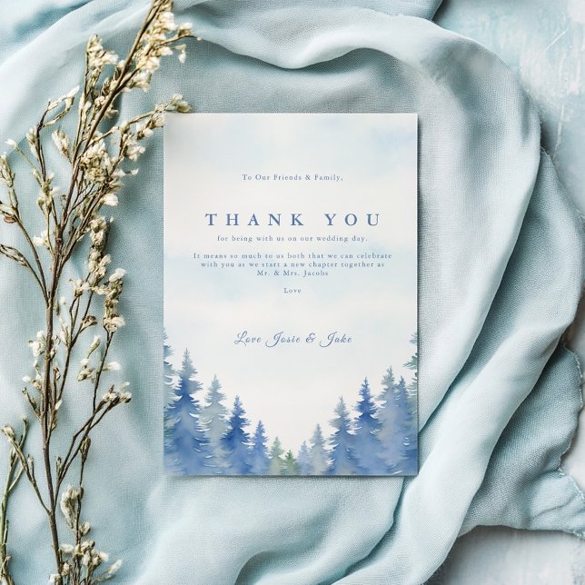 Tarjeta De Agradecimiento Bonitos pinos mesa de bodas de invierno gracias (Blue watercolor forest wedding thank you card with elegant script and pine tree border.)