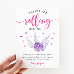 Tarjeta De Agradecimiento Bowling Pink Birthday Gracias Por Ir Conmigo<br><div class="desc">Cute tema de bolera fiesta de cumpleaños chica carta de agradecimiento con ilustracion acuarela de una bolera golpeando algunos pines con estrellas rosadas y violetas alrededor. El texto dice "gracias por rodar conmigo".</div>