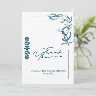 Tarjeta De Agradecimiento Bridal Shower floral y tipografía azul oscuro