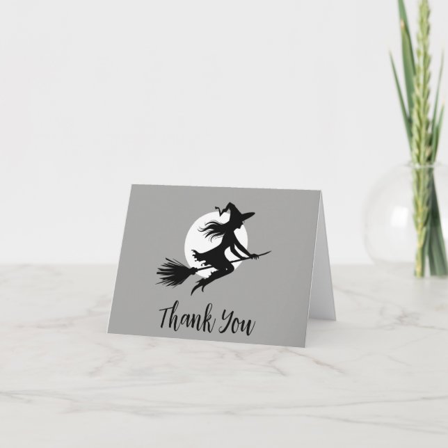 Tarjeta De Agradecimiento Bruja espeluznante de Halloween volando a través d (Anverso)