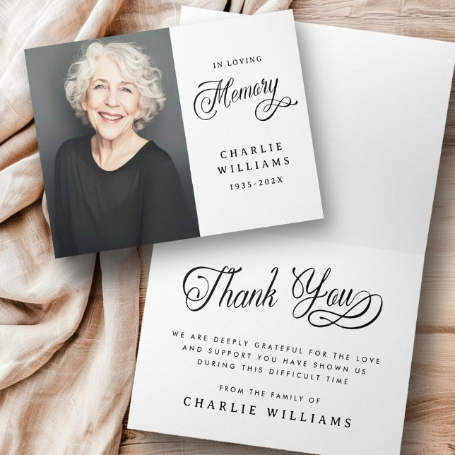 Tarjeta De Agradecimiento Caligrafía en un funeral de amor foto negra (Calligraphy in loving memory funeral black photo thank you card
)