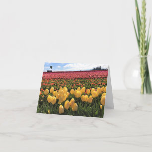 Tarjeta De Agradecimiento Campo de tulipanes hermosos con globo aerostático,