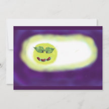 Cara feliz de las habas rojas y de las hojas de la