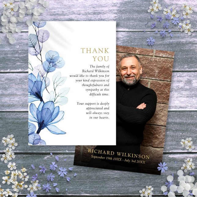 Tarjeta De Agradecimiento Celebración de la vida conmemorativa floral azul F (Blue Floral Memorial Celebration Of Life Photo Thank You Card)