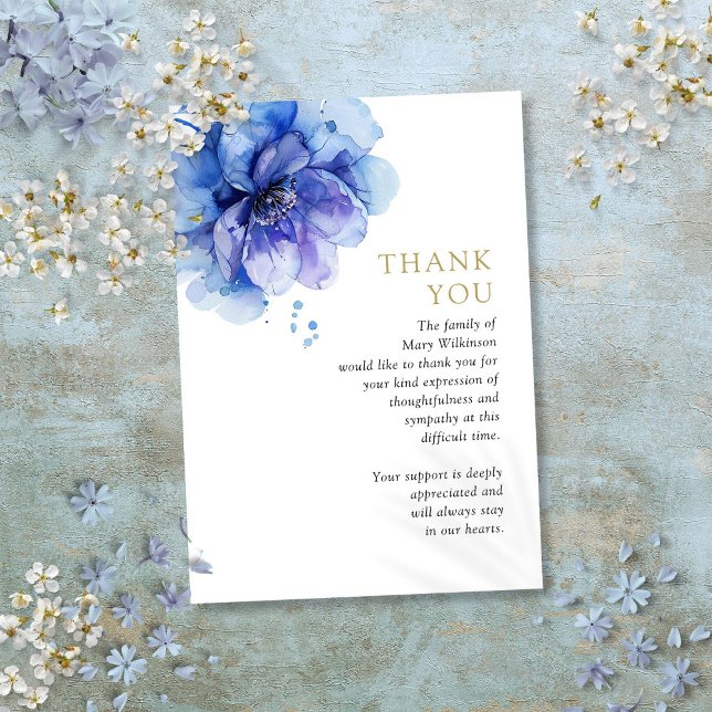 Tarjeta De Agradecimiento Celebración de la vida funeral floral azul acuarel (Watercolor Blue Floral Celebration Of Life Funeral Thank You Card)