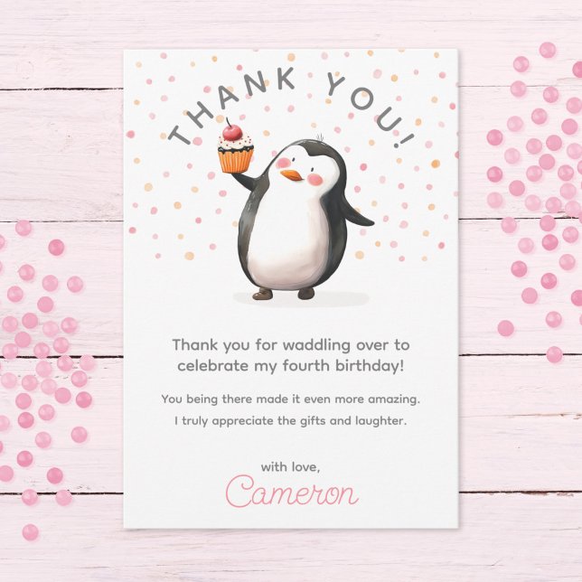 Tarjeta De Agradecimiento Chica de celebración del pingüino de quequitos ros (Subido por el creador)