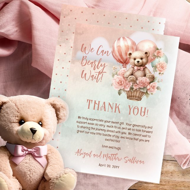 Tarjeta De Agradecimiento Chica de globos de oseo Teddy Bear espera a Baby S (Teddy Bear in a Hot Air Balloon with Pink Flowers "We Can Bearly Wait" Girl Baby Shower Thank You)