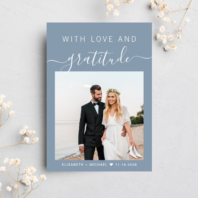 Tarjeta De Agradecimiento Con Amor Y Gratitud Foto Dusty Blue Boda (Celebrate your love story with a thank you card showcasing your favorite wedding day photo)