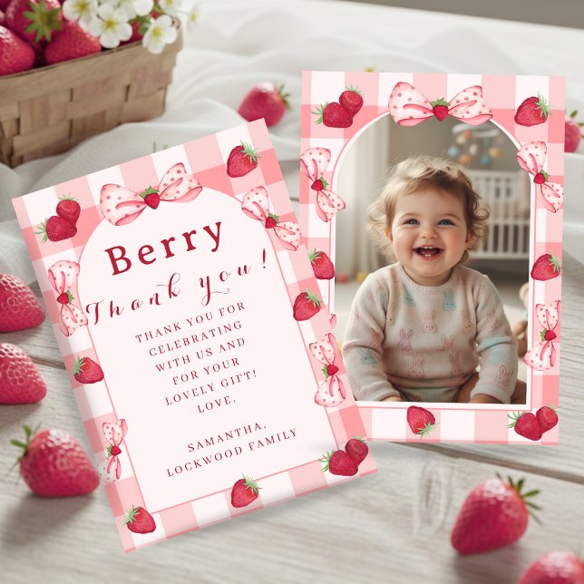 Tarjeta de agradecimiento con lazo para foto del p (Berry First Birthday Thank You Photo Bows Flat Card)
