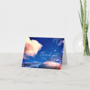 Tarjeta de agradecimiento con nubes y cielo azul a