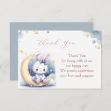 Conejito blanco lindo sentado en la luna