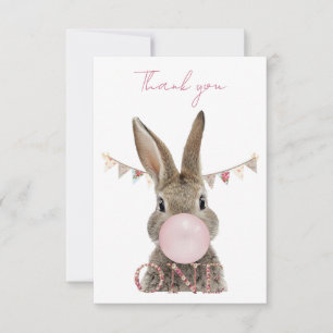 Tarjeta De Agradecimiento Conejo de primer cumpleaños soplando chicle rosa