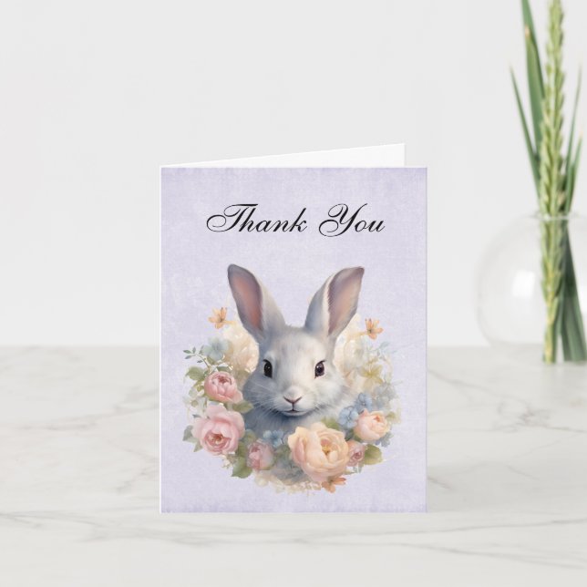 Tarjeta De Agradecimiento Conejo rodeado de flores pastel lindas (Anverso)