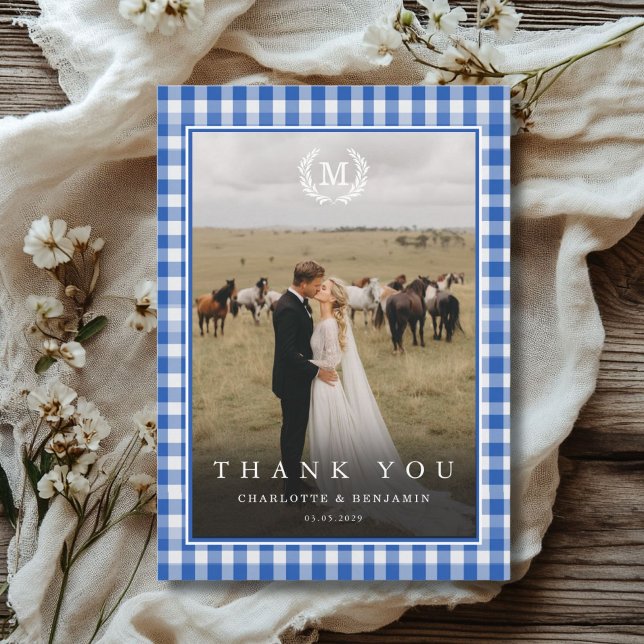 Tarjeta De Agradecimiento Cresta de monograma de gingham azul 2 foto (Blue Gingham Monogram Crest 2 Photo Thank You Card)