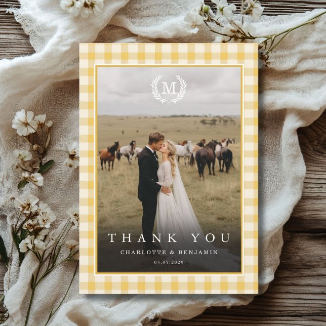 Tarjeta De Agradecimiento Cresta de monograma Gingham Amarillo 2 Foto (Yellow Gingham Monogram Crest 2 Photo Thank You Card)
