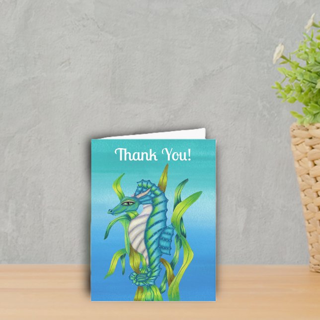 Tarjeta De Agradecimiento Criaturas místicas de dragón marino en algas marin (Fantasy sea dragon horns aqua blue in green seaweed on shades of ocean blue Thank You card.)
