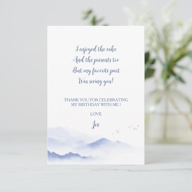 Tarjeta De Agradecimiento Cumpleaños de niño género neutral en montañas azul (Anverso de pie)