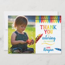 Cumpleaños de niños con crayones coloridos