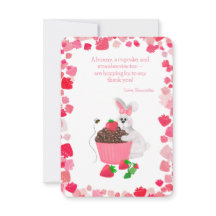 Cupcake de cumpleaños de fresa con abrazo de conej