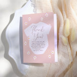 Tarjeta De Agradecimiento Daisy Flowers Boho Pink Floral Baby Shower<br><div class="desc">Una tarjeta de agradecimiento para coincidir con nuestra colección de Baby Shower Little Sibling Bodysuit Boho. Esta tarjeta doblada presenta un fondo rosa rubor y un patrón de flores blancas. "Gracias" está escrito como una tipografía de escritura elegante. Debajo, hay un mensaje de agradecimiento editable. Dentro de la tarjeta, hay...</div>