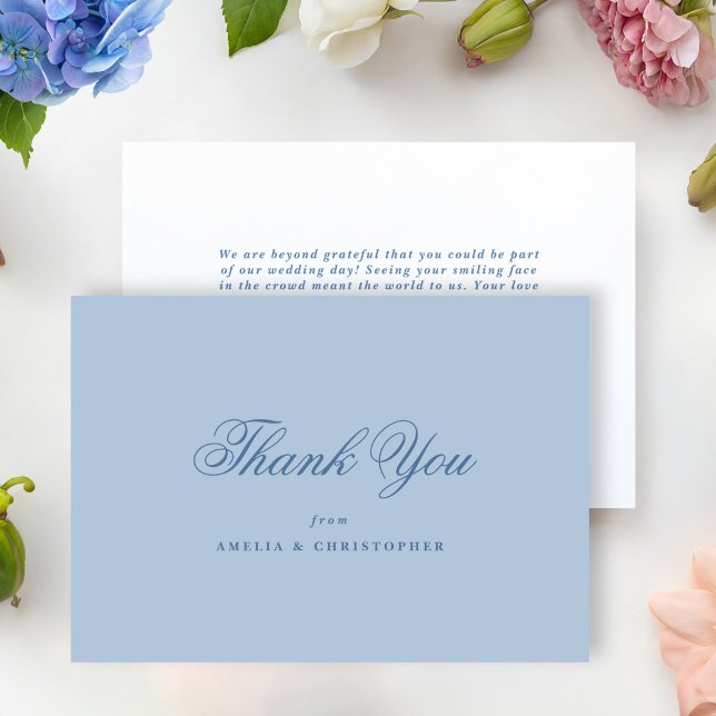 Tarjeta de agradecimiento de boda azul claro clási (periwinkle blue classic wedding thank you card with old style script)