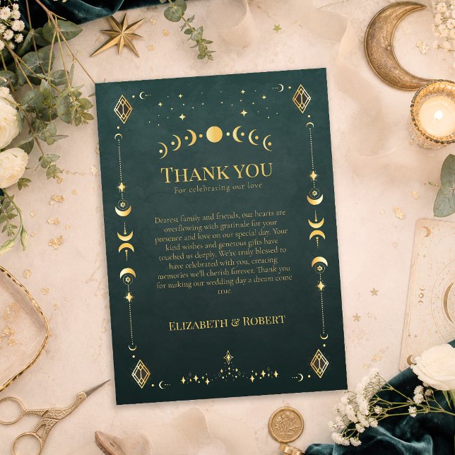 Tarjeta de agradecimiento de boda Celestial Gótico (Celestial Gothic Dark Teal Wedding Thank You Card on a table with dark teal wedding decor and flower)