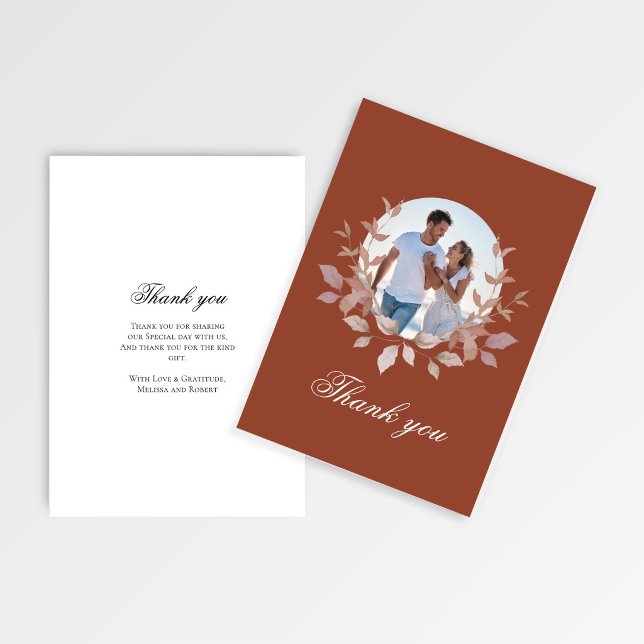 Tarjeta de agradecimiento de boda con foto de terr (Terracotta photo wedding thank you card with floral wreath and elegant message layout)
