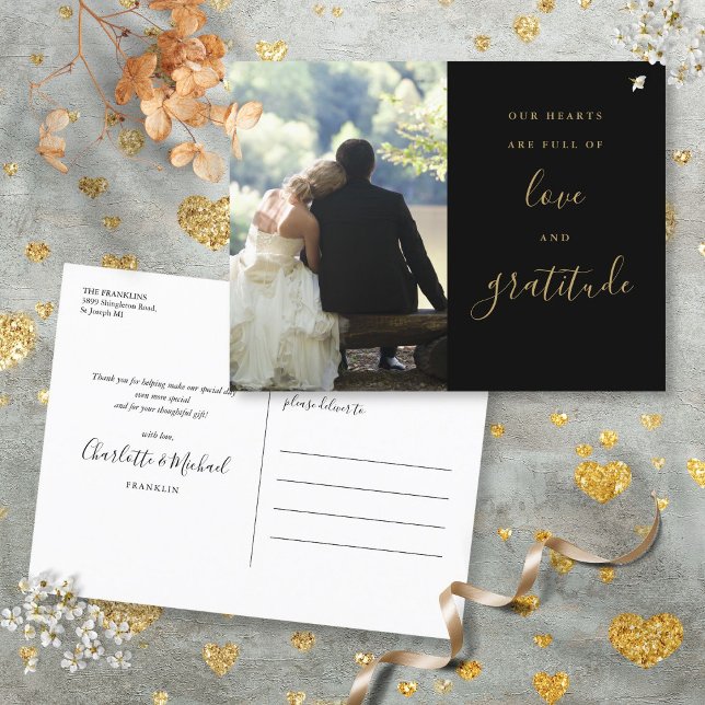 Tarjeta de agradecimiento de boda con foto y guión (Black And Gold Script Photo Wedding Thank You Postcard)