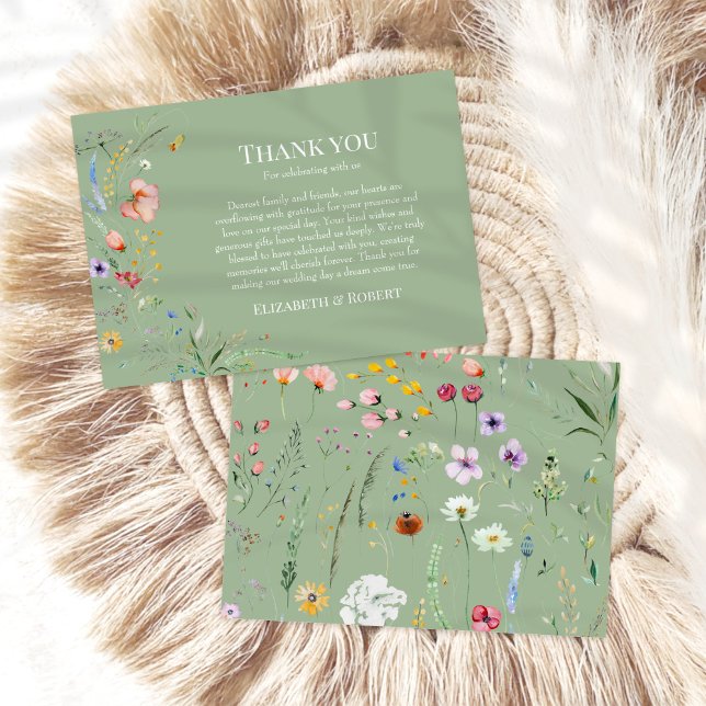 Tarjeta de agradecimiento de boda de flores silves (Sage Green Wildflower Wedding Thank You Card on a neutral boho rattan decoration)