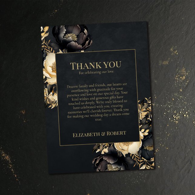 Tarjeta de agradecimiento de boda de peonía negra  (Black & Gold Peony Wedding Thank You Card on a dark vintage wedding table.)