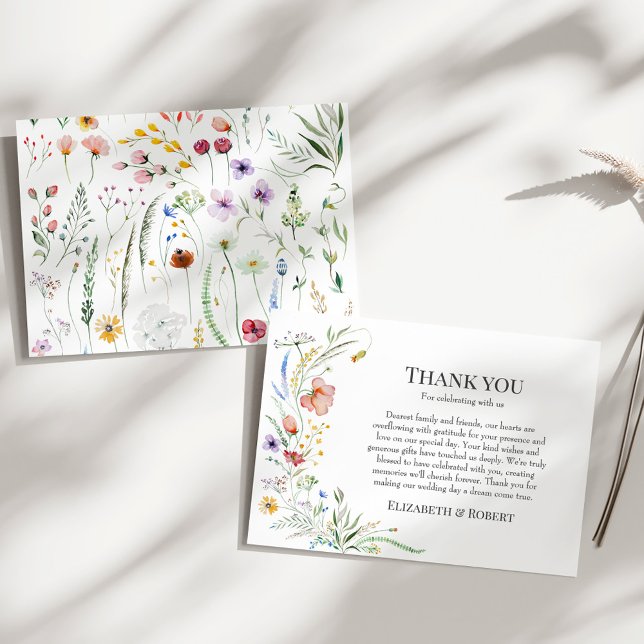 Tarjeta de agradecimiento de boda de prado de flor (Boho Wildflower Meadow Wedding Thank You Card on a sunny white table.)