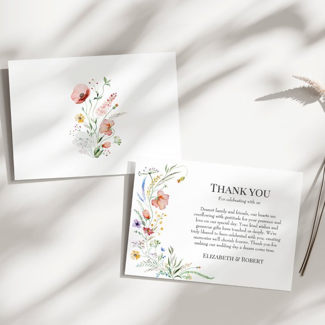 Tarjeta de agradecimiento de boda de prado de flor (Boho Wildflower Meadow Wedding Thank You Card on a sunny white table.)