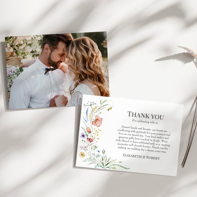 Tarjeta de agradecimiento de boda en prado de flor (Boho Wildflower Meadow Couple Photo Wedding Thank You Card on a sunny white table.)