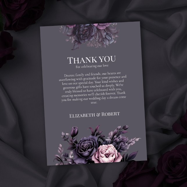 Tarjeta de agradecimiento de boda floral ciruela g (Gothic Plum Floral Wedding Thank You Card on gothic wedding table with dark roses)