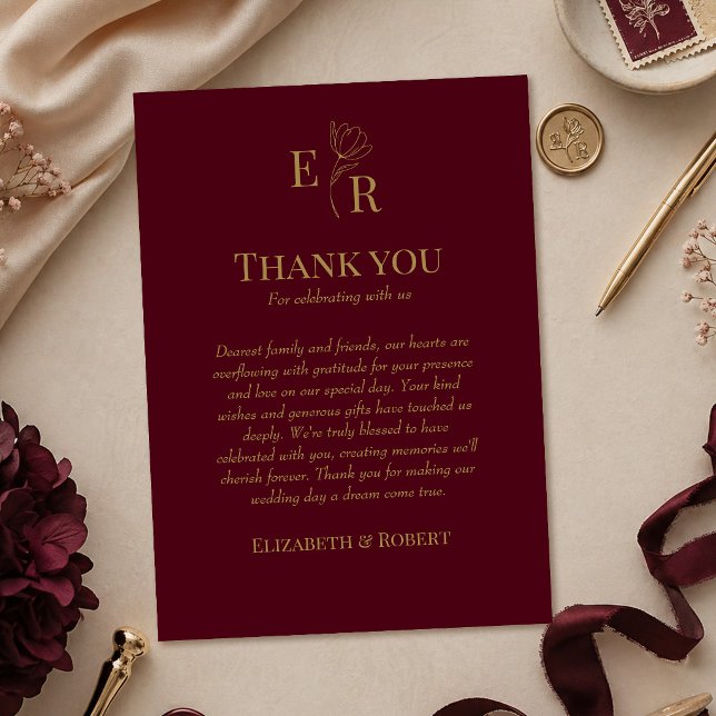 Tarjeta de agradecimiento de boda floral de Borgoñ (Elegant Burgundy Floral Wedding Thank You Card on a wedding table with burgundy and gold decor)