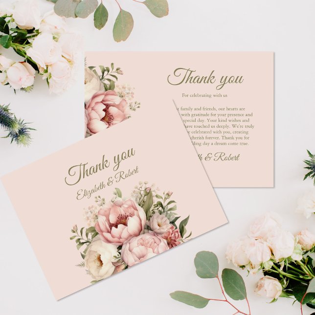 Tarjeta de agradecimiento de boda floral Dusty Blu (Romantic Peach and Blush Pink Floral Wedding Thank You Card on a table with pale pink flowers.)