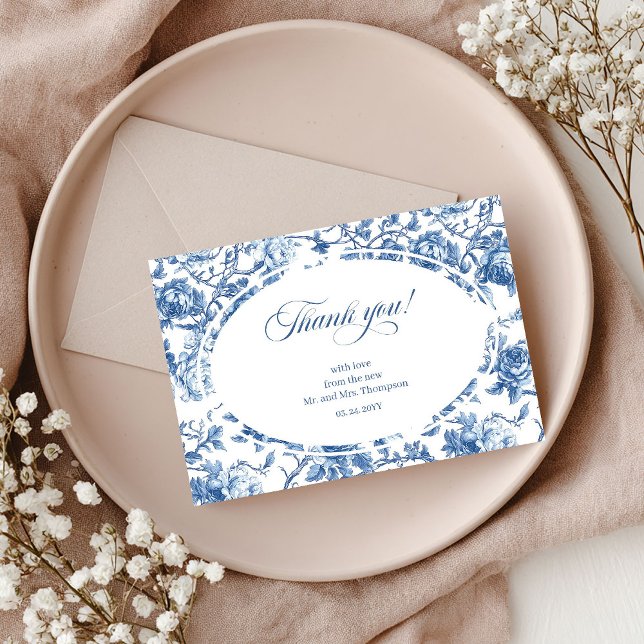 Tarjeta de agradecimiento de boda floral elegante  (French toile de jouy roses,
Luxurious navy roses thank you,
dusty Blue flowers botanical garden,
Roy)