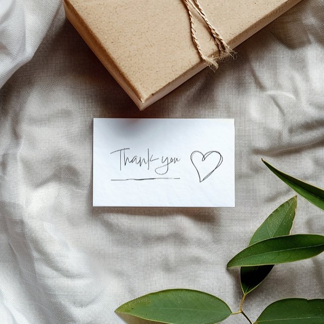 Tarjeta de agradecimiento de corazón atraído por l (Minimalist thank you card with heart and contact details on kraft gift box.)