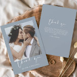 Tarjeta de agradecimiento de Dusty Blue Boda de pr<br><div class="desc">Boda de Dusty Blue de presupuesto Gracias Cartas que tienen una foto en la parte delantera y trasera. Las tarjetas de agradecimiento contienen una moderna tipografía de escritura cursiva con letras a mano que son elegantes,  simples y modernas para usar después de la celebración del día de la boda.</div>