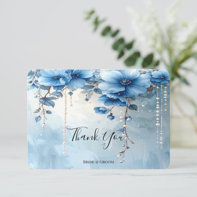 Tarjeta de agradecimiento de flores azules y perla (Anverso de pie)