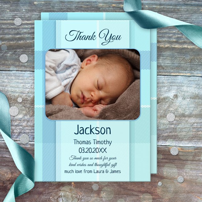 Tarjeta de agradecimiento de foto de bebé con cuad (Gender neutral baby Thank You card with a photo of your own baby on a pastel blue turquoise plaid)